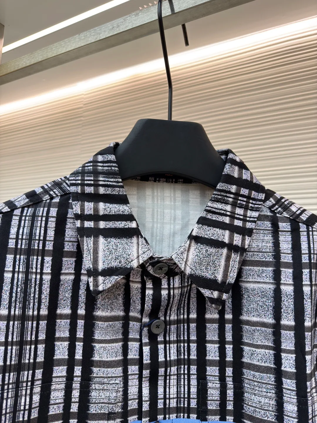 LOUIS VUITTON plaid stills printed shirt ●Original version: 13100 purchased and developed ●Item number: 1681280-B70 ●Fabric: cotton twill gauze fabric ●Technology: printing process ●Color: color printing ●Version: fitted version ●Weight: about 505 grams ●Size: XS-S-M-L ●Description: The fabric is made of [21s*16s Cotton twill gauze card], [warp and weft density 128*60], purchased the Y version [scanning flower positions to make printing drawings], using [semi-bleached cloth], paper pattern positioning flowers in each position to perfectly restore the Y version flower position, using [digital paint direct injection printing technology] printing, [laser burning] precise cutting Cut-out pieces, front and rear panels [horizontal line counterpoint flowers], front panel [restored flowers], double front patch pockets all [restored flowers], back panel + collar + collar line [vertical stripes counterpoint flowers], the entire garment requires extremely high accuracy in the printing package, and comes with [glossy topcoat square holes with logo hand-stitched buttons]. The overall wiring is straight and delicate, the fabric is comfortable and soft, and the color is consistent without color difference. It can be matched with the same style to create a fashionable look and control various occasions. Customized accessories, complete with three standards, same style for men and women!